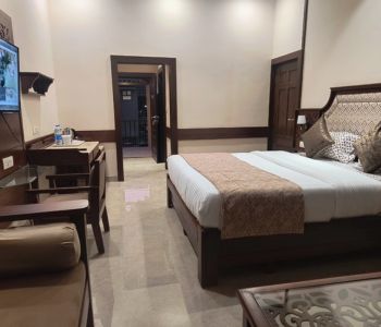 MPT Holiday Homes - AC Super Deluxe Room